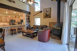 Condo, varias camas (The Rustic Nook (Condo)) | Sala de estar | Televisión, chimenea, reproductor de DVD y tenis de mesa