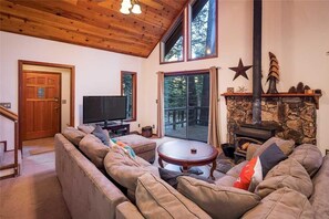 House, Multiple Beds (Bring the Whole Family & Pet Too! #24) | Living room