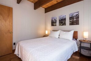 Room - Private Beach Access, Renovated, Pet Friendly Cabin - "pine Cone Haven" #108 (Tahoe City)