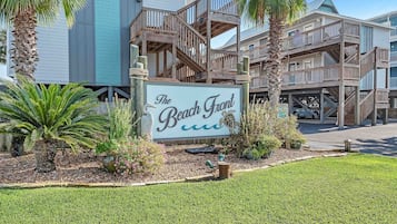 Um hotel à beira-mar com uma placa que diz 'The Beach Front'.