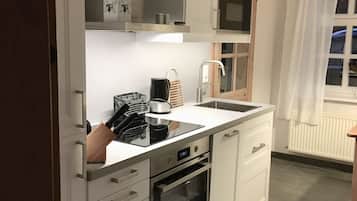 Frigorífico, microondas, horno y placa de cocina