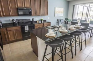 Kühlschrank, Mikrowelle, Herdplatte, Geschirrspüler