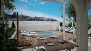 Un área de comedor exterior moderna con piscina, terraza de madera y mobiliario blanco.