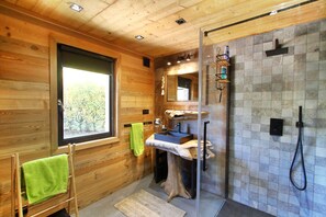 Een douche, een haardroger, handdoeken, zeep