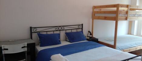 Quarto família | Ferros/tábuas de passar roupa, Wi-Fi de cortesia, roupa de cama