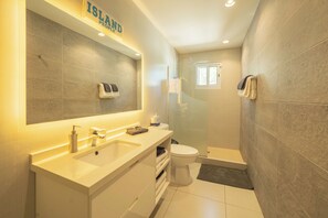 Dusche, Haartrockner, Handtücher, Seife