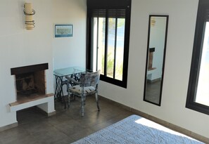 3 bedrooms, in-room safe, iron/ironing board, travel cot - Spectacular house directly on the sea (Las Flores)