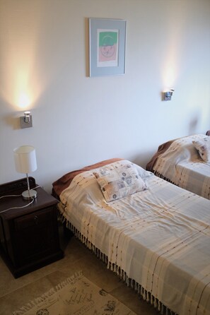 3 bedrooms, in-room safe, iron/ironing board, travel cot - Spectacular house directly on the sea (Las Flores)