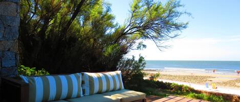 En la playa, camastros y toallas de playa