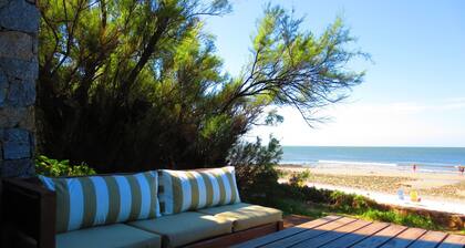 Spectacular house directly on the sea