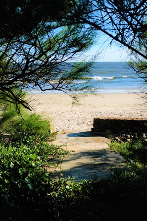 På stranden, solstolar och strandhanddukar