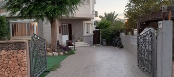 יחידת אירוח קומפלט
מתאימה לחמישה אנשים+
כל מה שצריך יש
זה 50 מר מתחת לבית