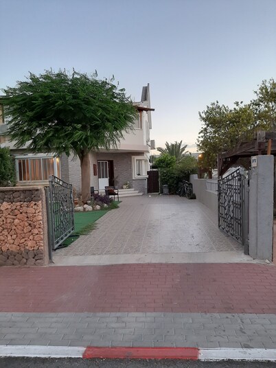 יחידת אירוח קומפלט
מתאימה לחמישה אנשים+
כל מה שצריך יש
זה 50 מר מתחת לבית