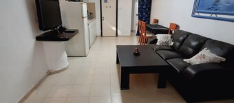 יחידת אירוח קומפלט
מתאימה לחמישה אנשים+
כל מה שצריך יש
זה 50 מר מתחת לבית