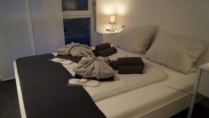 2 chambres, coffres-forts dans les chambres, fer et planche Ă repasser