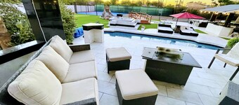 Luxury Scottsdale Home:6BR W/8 Beds, 4BA,Heated Pool, HotTub,Putting Green,&More