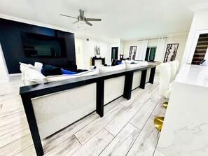 Smart TV, chimenea, reproductor de DVD y estéreo 