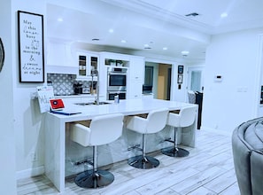 Fridge, microwave, oven, stovetop - Spacious 6BR 4BA Luxury vacation home: Heated Pool, HotTub, Putting Green,& More (Scottsdale)