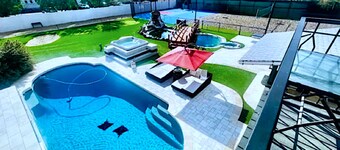 Spacious 6BR 4BA Luxury vacation home: Heated Pool, HotTub, Putting Green,& More