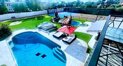 Spacious 6BR 4BA Luxury vacation home: Heated Pool, HotTub, Putting Green,& More