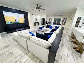 Smart-TV, peis, DVD-spiller og stereoanlegg