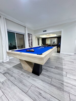 Games room - Luxury Scottsdale Home:6BR W/8 Beds, 4BA,Heated Pool, HotTub,Putting Green,&More (Scottsdale)