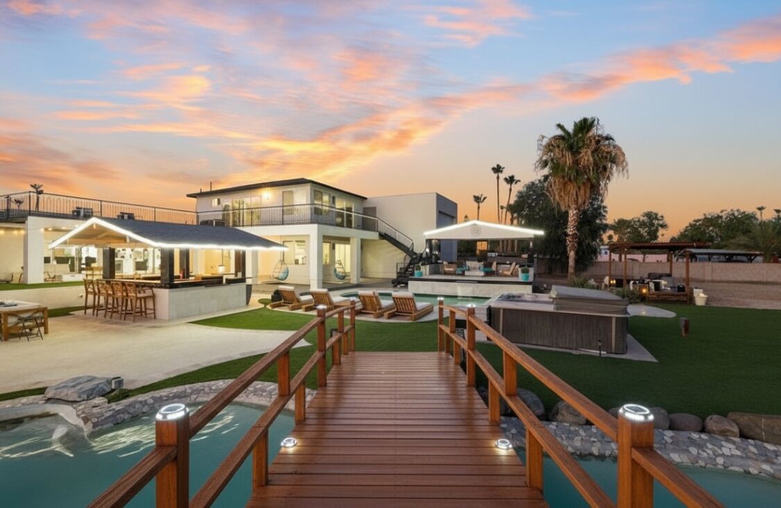 Un espace piscine extérieur moderne, doté d’une terrasse en bois, de chaises longues et d’un jacuzzi.