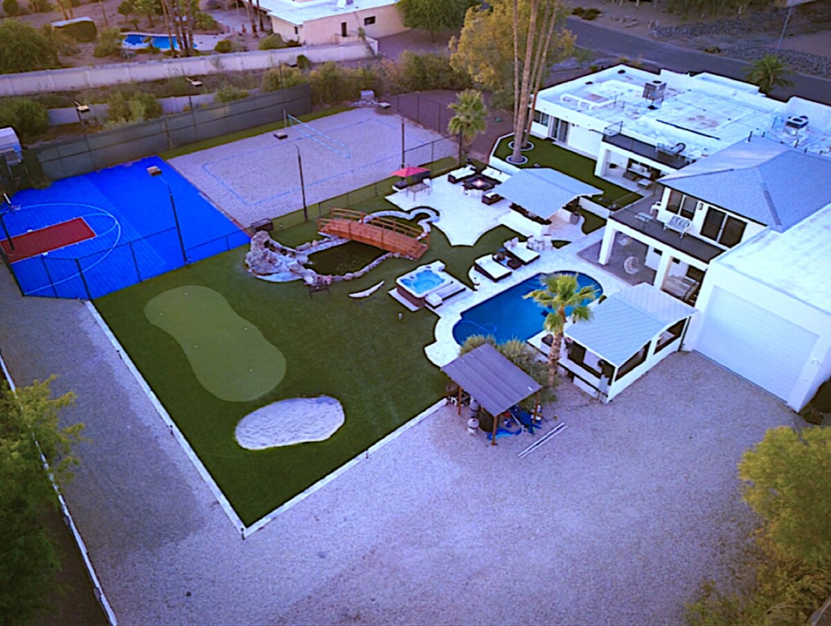 Spacious 6BR 4BA Luxury vacation home: Heated Pool, HotTub, Putting Green,& More