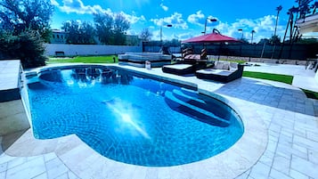 Piscina all'aperto, una piscina riscaldata