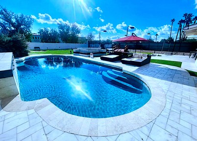 Spacious 6BR 4BA Luxury vacation home: Heated Pool, HotTub, Putting Green,& More
