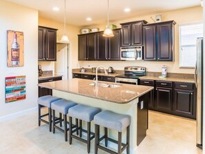 Kokeplater, oppvaskmaskin, kjøkkenutstyr og spisebord