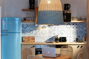 Full-sized fridge, microwave, oven, stovetop