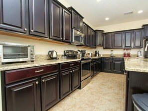 冰箱、微波炉、烤箱、炉灶