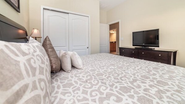 5 bedrooms, desk, free WiFi