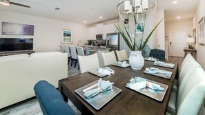 Talo | Yksityinen keittiö | Jääkaappi, mikroaaltouuni, uuni, liesi