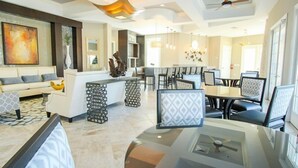 House | Lounge - Solterra Resort 4 Bed 3.5 Bath Townhome With Splash Pool (Davenport)