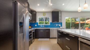 House, 3 Bedrooms | Private kitchen | Oven, toaster, cookware/dishes/utensils