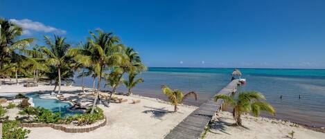 Nära stranden och solstolar