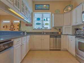 House, 3 Bedrooms | Private kitchen | Fridge, microwave, stovetop, dishwasher