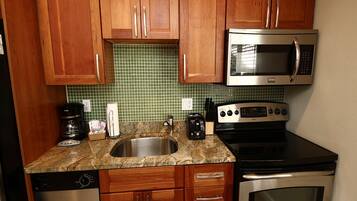 Køleskab, mikrobølgeovn, ovn, kogeplade