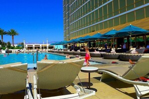 Outdoor pool - Trump Tower High Floor Strip View Studio (Las Vegas)