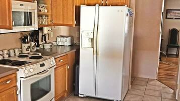 Full-size fridge, oven, stovetop