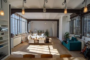 34-英寸LED 电视(配备收费电视频道)、电视、壁炉