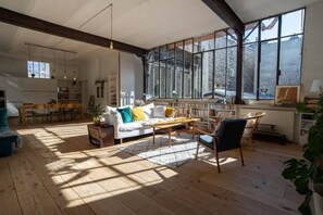 34-英寸LED 电视(配备收费电视频道)、电视、壁炉