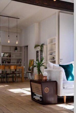 34-inch LED TV with premium TV channels, TV, fireplace - La Fleur Loft Boutique Spa (Villa General Belgrano)