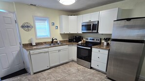 Private kitchen - #47 Quite cottage on the beach! (Port Aransas)