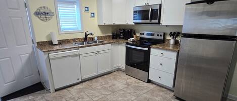 Kjøleskap, mikrobølgeovn, ovn og kokeplater