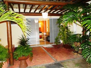 Terrace/patio - House 04 suites, pool, green area, close to bakeries, restaurants, beach (Lauro de Freitas)