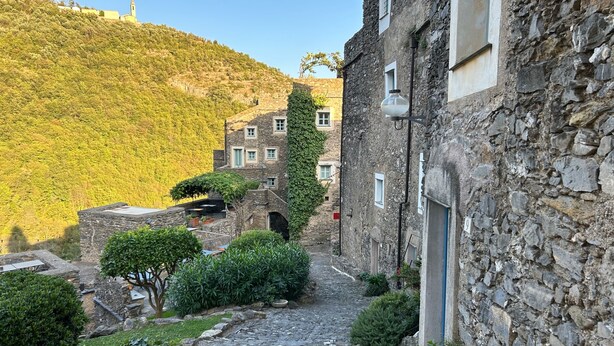 A narrow stone pathway leading to a traditional stone building with a small garden area. - Oliveto Sleeps 4 With Private Garden (Castelbianco)