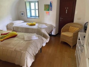 2 室のベッドルーム、アイロン / アイロン台、WiFi (無料)、ベッドシーツ